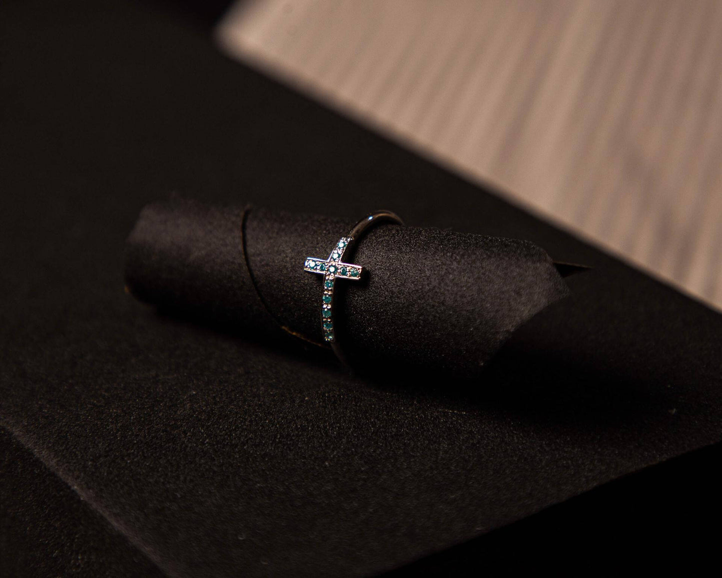Anel maculino com cruz em prata 925 cravado a zircónias água marinha